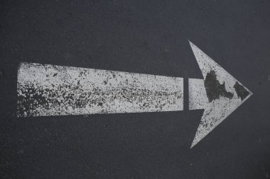 siyah asfalt üzerinde beyaz ok