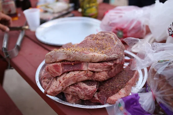 Raw spiced steaks on the plate — Stock Photo, Image