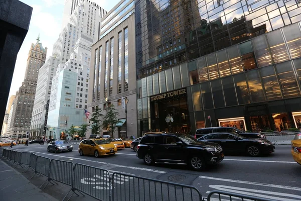Torre Trump e tráfego em Nova York — Fotografia de Stock