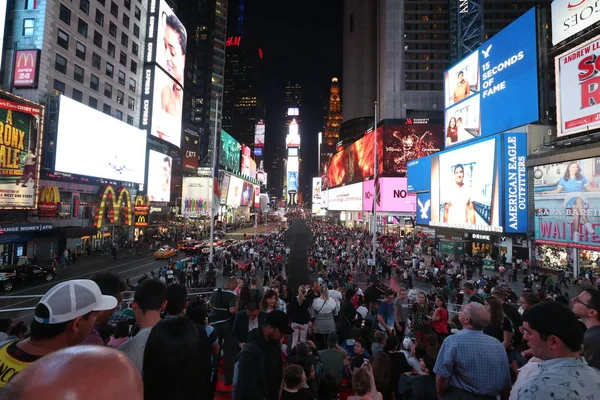 晚上纽约的人群 — 图库照片