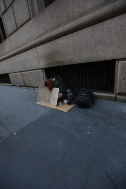 Hamile evsiz kız yardım istiyor. Amerika, New York City - 2 Mayıs 2017