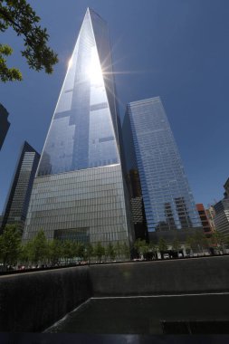 Dünya Ticaret Merkezi mavi skky arka plan üzerinde bina. Amerika, New York City - 11 Mayıs 2017