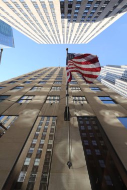 Amerikan bayrakları yüksek bina. Amerika, New York City - 12 Mayıs 2017