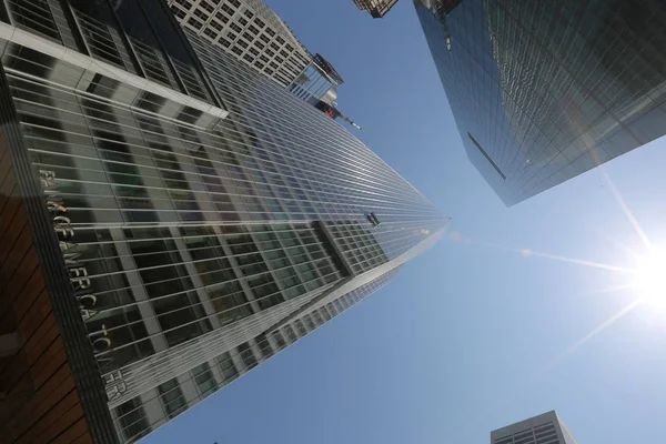 Skyskrapor på solen bakgrund. America, New York City - 7 maj 2017 — Stockfoto