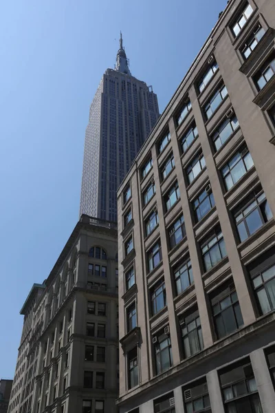 Graue Wolkenkratzer vor blauem Himmel. amerika, new york city - 7. mai 2017 — Stockfoto