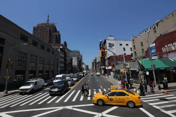 Carros na passadeira. América, Nova York - 11 de maio de 2017 — Fotografia de Stock