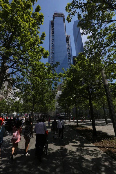 Uitzicht vanaf de straat op enorme wolkenkrabber. Amerika, New York City - 11 mei 2017 — Stockfoto