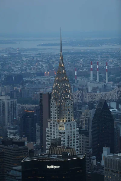 Skyskrapa på natten. America, New York City - 13 maj 2017 — Stockfoto