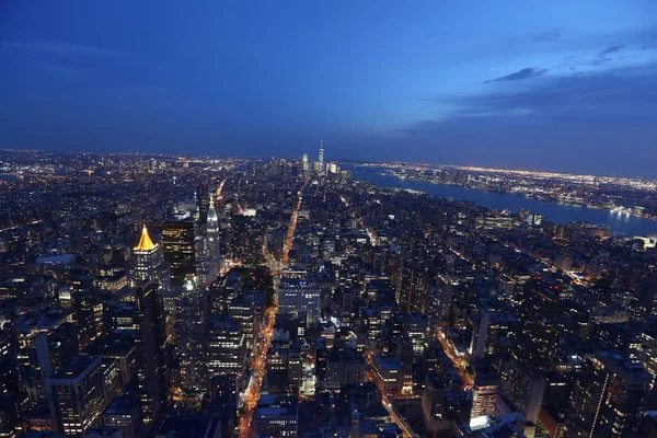 Lampor i New York på kvällen. America, New York City - 13 maj 2017 — Stockfoto