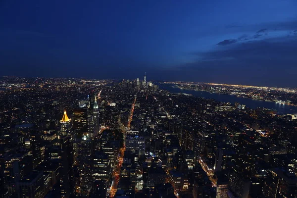 Lampor i New York och kvällshimlen. America, New York City - 13 maj 2017 — Stockfoto