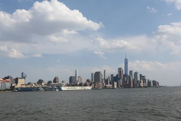 Vista da cidade de Nova Iorque a partir do rio. América, Nova York - 13 de maio de 2017 — Fotografia de Stock