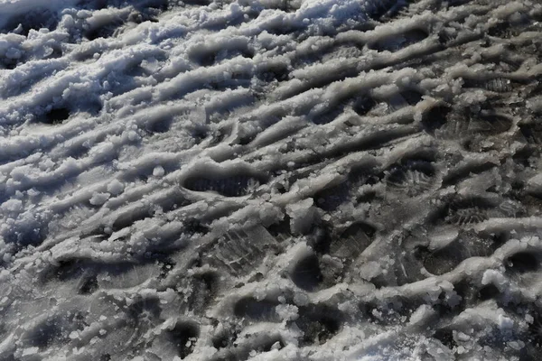 Pegadas na neve suja — Fotografia de Stock