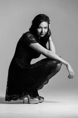 Siyah-beyaz çömelme kız. Photographie retouchee