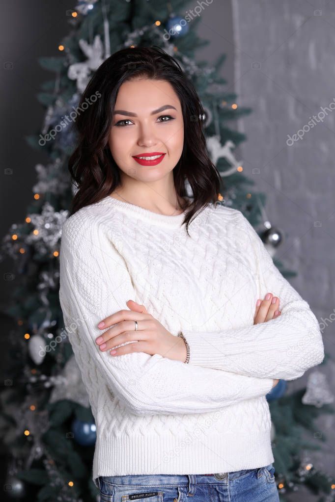 Woman with crossed arms on New Years. Photographie retouchee