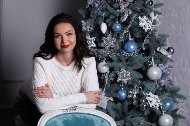 Noel ağacı arka plan üzerinde kırmızı dudaklar esmer kadınla. Photographie retouchee