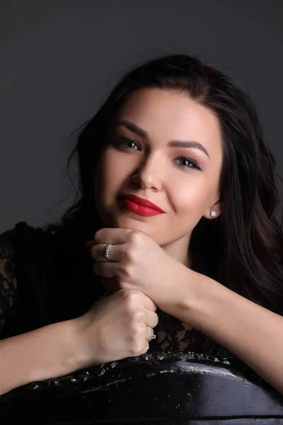 Girl with makeup sitting on the chair. Close up. Photographie retouchee — Stock Photo, Image