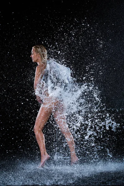 Nuded flicka dragande ficka i vatten stänk. Svart bakgrund. Photographie retouchee — Stockfoto