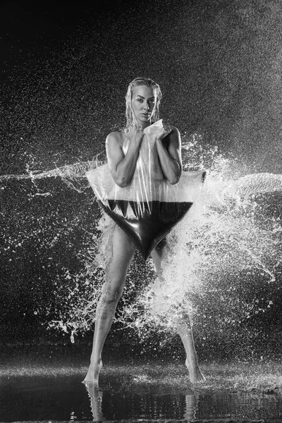 Дама с черной жидкостью в воде режет. Черное и белое. Фотографический ретуши — стоковое фото