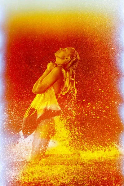 赤の色調で雨の中の少女。フォトグラフ retouchee — ストック写真