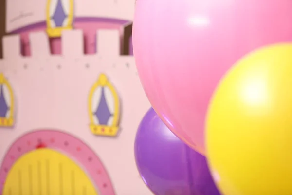 Färgglada ballonger på toy house bakgrund. Selektivt fokus — Stockfoto