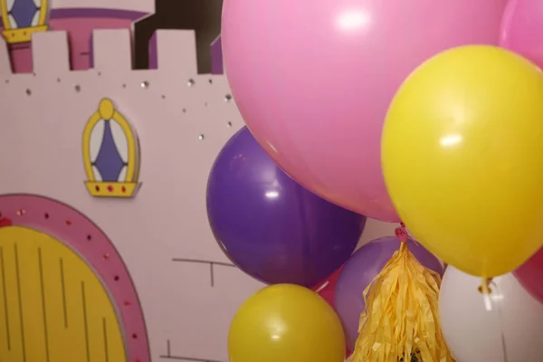 Många färgglada ballonger på toy house bakgrund. Selektivt fokus — Stockfoto