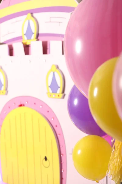 Bando de balões no fundo do castelo de brinquedos. Foco seletivo — Fotografia de Stock