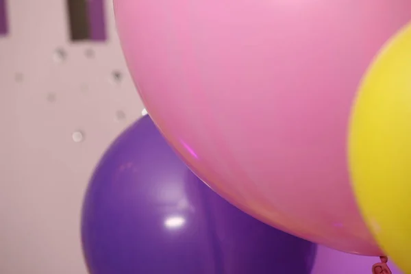 Stora rosa och lila ballonger. Selektivt fokus. Närbild — Stockfoto