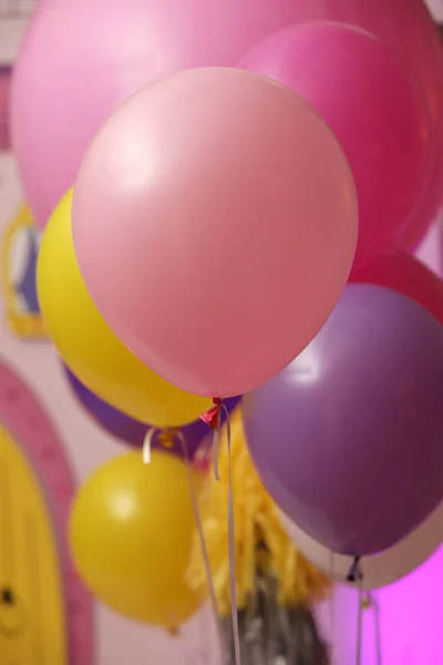 Luftballons zum Geburtstag. Selektiver Fokus. Nahaufnahme — Stockfoto