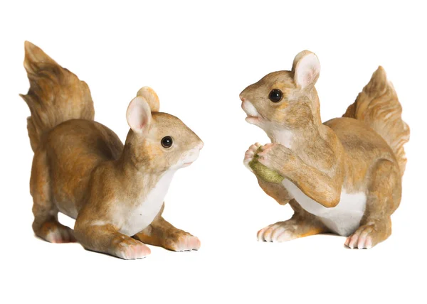 2 세라믹 다람쥐입니다. 흰색 배경 — 스톡 사진