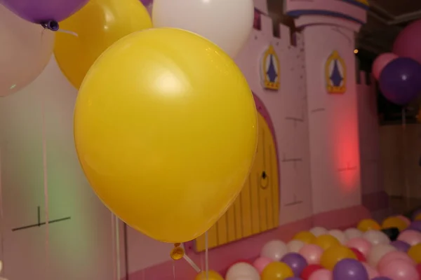 Gelber Luftballon und Spielzeughaus — Stockfoto