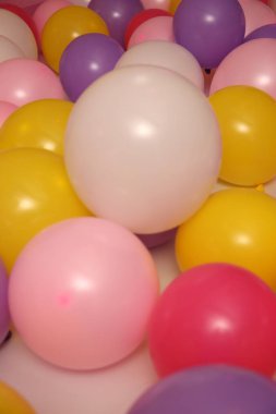 Yerde renkli balonlar var.