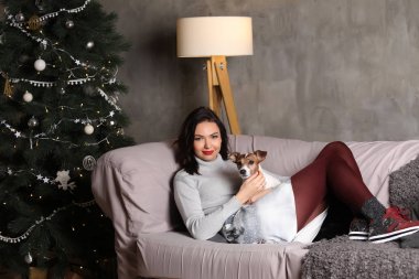 Köpeğiyle kanepede yatan kız. Photographie retouchee