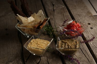 İştah açıcı Yapıştır ahşap tahta üzerinde türlü