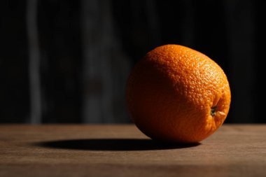 Turuncu ahşap masa üzerinde. Yakın çekim