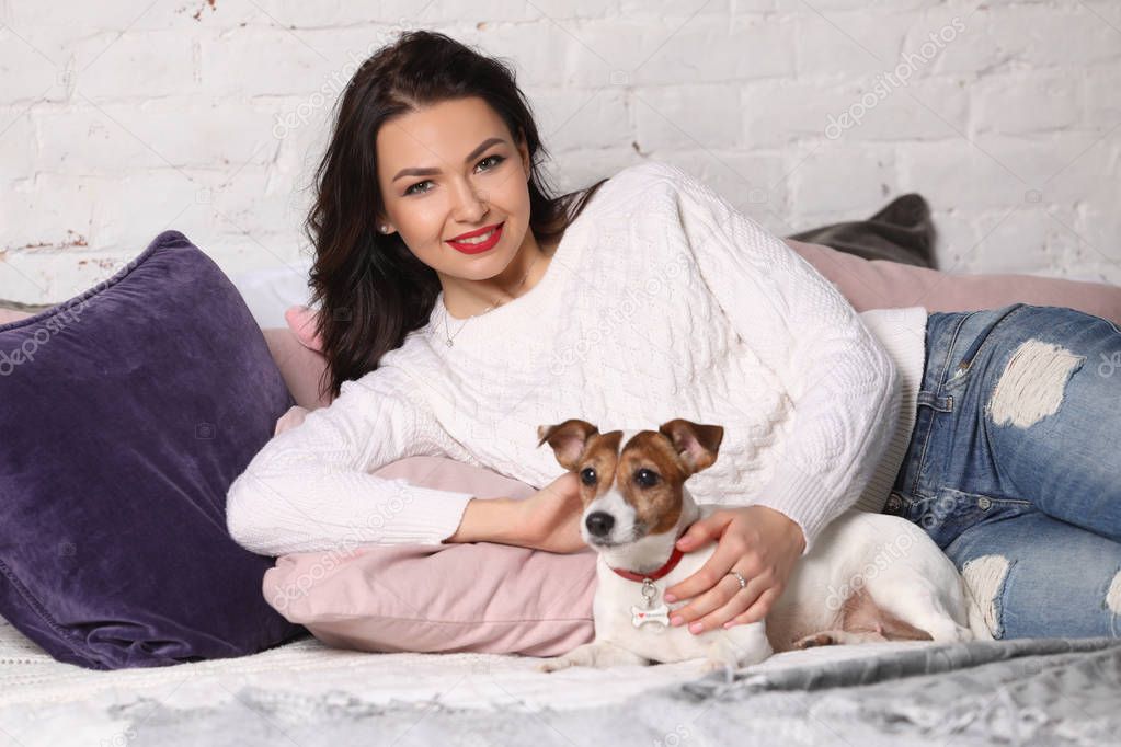 Girl with with jack russell on the bed. Photographie retouchee