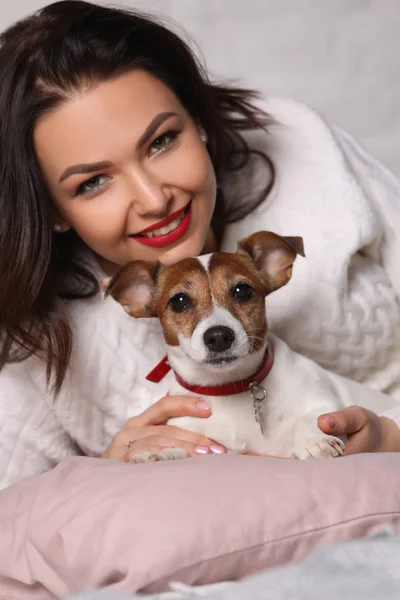 Menina com cachorro pequeno. Retoque Fotografia preto e branco — Fotografia de Stock