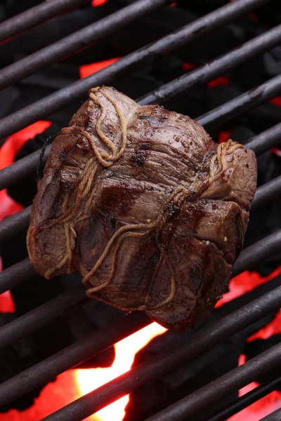 Stukje vlees op de grill. Close-up — Stockfoto