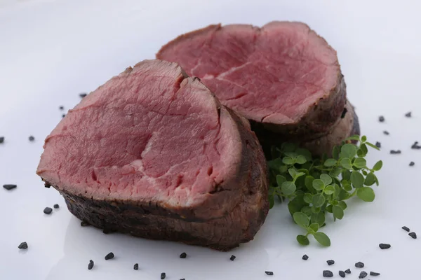 Dva prostřední vzácné Svíèkové steaky — Stock fotografie