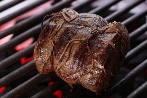 Smakelijk varkensvlees biefstuk op de grill. Close-up — Stockfoto