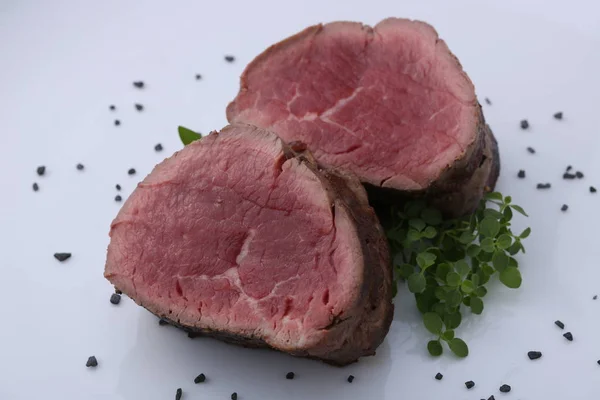 Čerstvé steaky na talíři — Stock fotografie