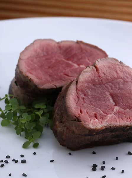 Střední vzácné maso v řezu. Detailní záběr — Stock fotografie