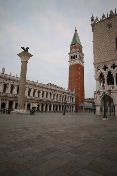 St Marks Campanile in Venetië met de Basiliek zonder mensen. — Stockfoto