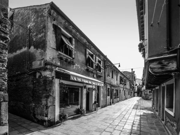 Italiaanse straat met winkels en cafetaria in Venetië. — Stockfoto