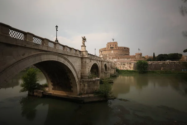 Rome, Italië - 2020. StAngelo Bridge zonder mensen. — Stockfoto