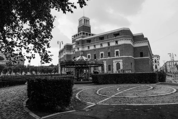 Rome, Italië - 2020. Italiaans plein met carrousel zonder mensen. — Stockfoto