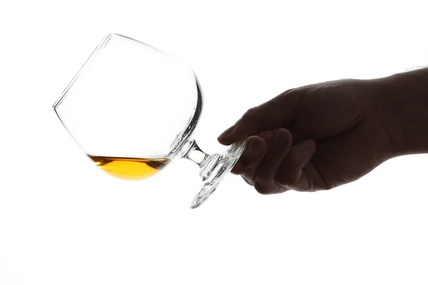 Férfi kéz kezében egy pohár brandy elszigetelt fehér alapon. — Stock Fotó