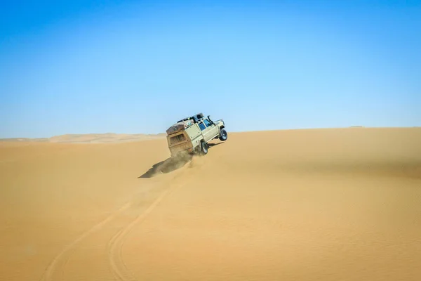 Полноприводная езда в пустыне Нибиан . — стоковое фото