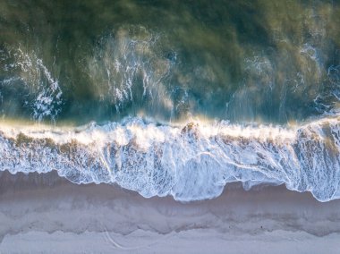 Sahile vuran dalgaların drone resmi.