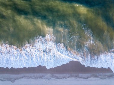 Sahile vuran dalgaların drone resmi.