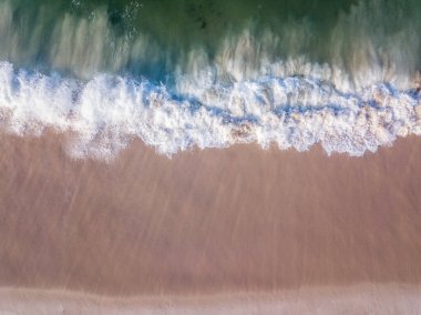 Sahile vuran dalgaların drone resmi.
